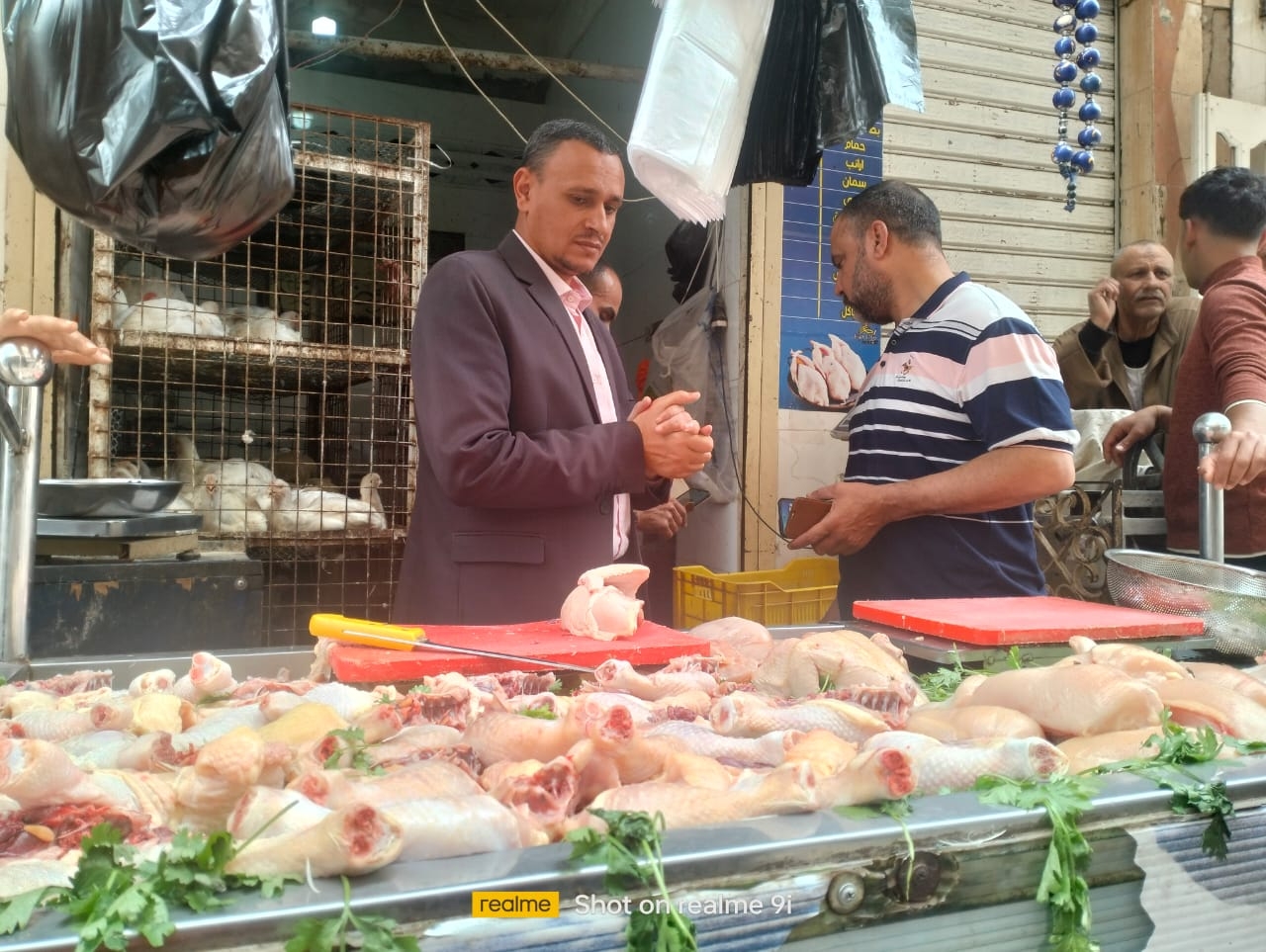 ضبط كمية من الهمبرجر والسجق واللحوم الفاسدة وشواحن الهواتف المحمولة مجهولة المصدر بكفر الشيخ