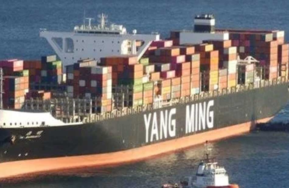 ميناء دمياط يستقبل السفينة العملاقة "YM WARRANTY" ويواصل تعزيز حركة التداول البحري