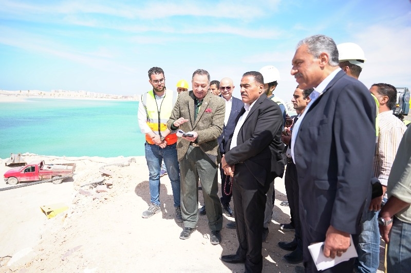 محافظ مطروح يتفقد الأعمال الجارية لتطوير كوبري روميل