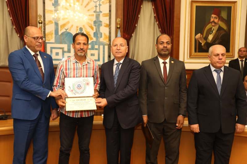 رفض رشوة بـ2 مليون جنيه.. وزير العمل ومحافظ القاهرة يُكرمان موظفا