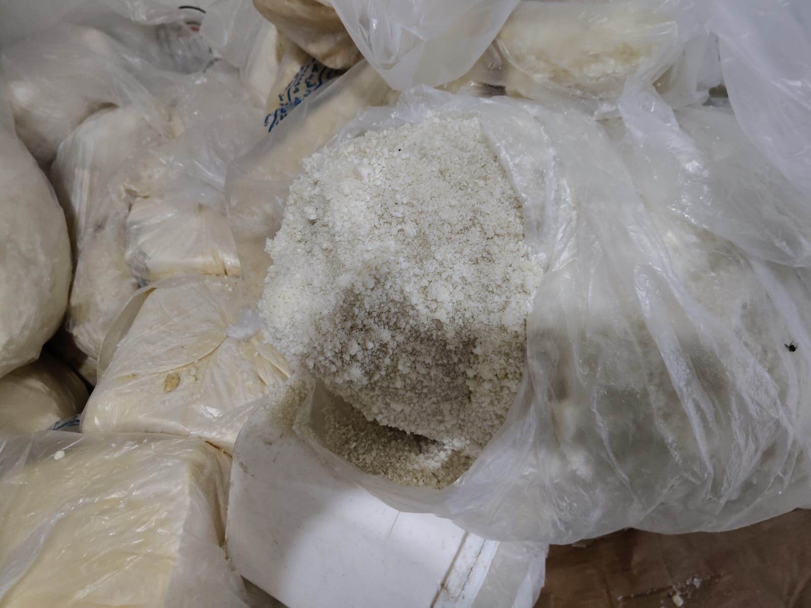 مباحث تموين المنوفية تضبط كيانات مخالفة لإنتاج وتوزيع منتجات غذائية وعطور مجهولة المصدر