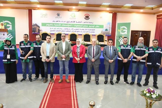 محافظ الفيوم يشهد تسليم الجوازات وتأشيرات السفر لحجاج الجمعيات والمؤسسات الأهلية