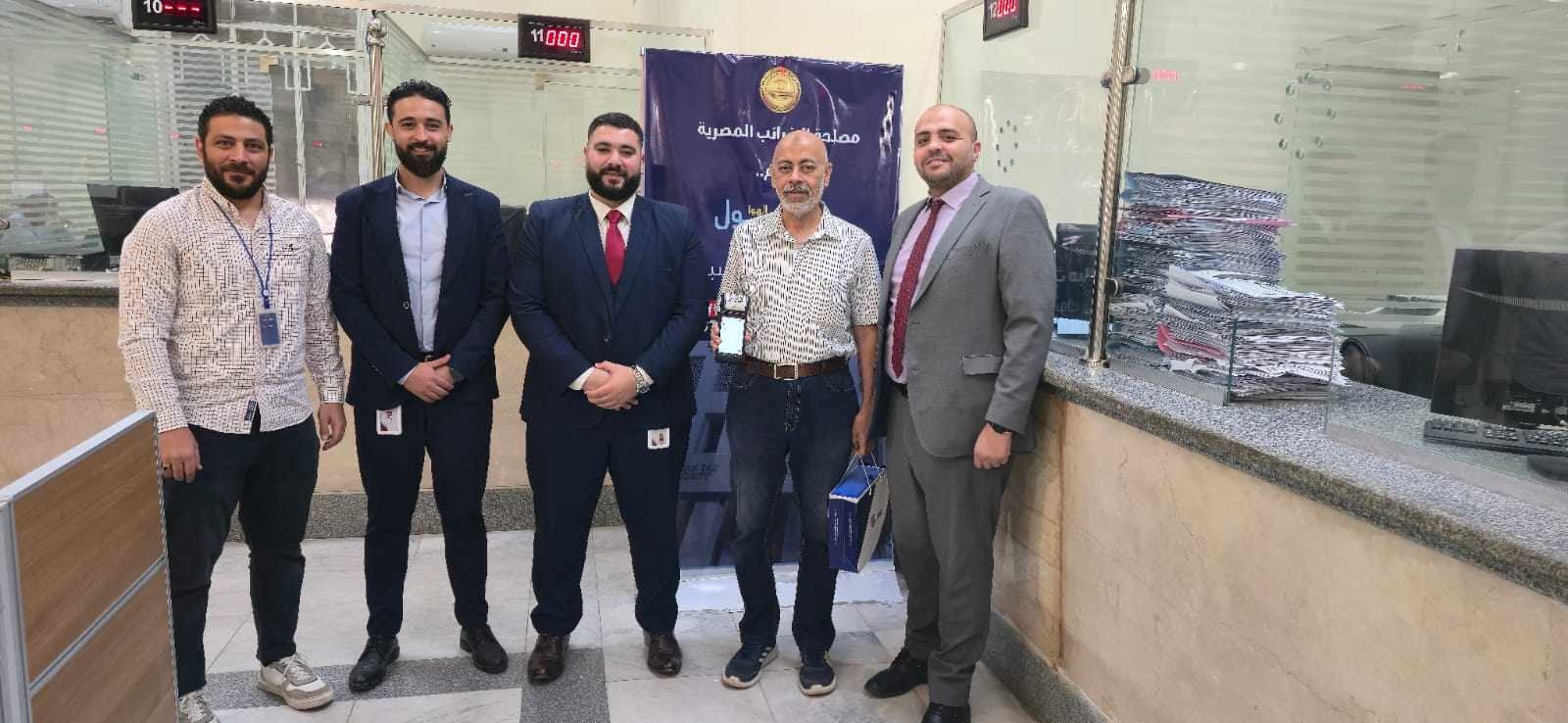 شركاء خطوة بخطوة.. «الضرائب» تسلم «مجانًا» أجهزة نقاط البيع «POS» للمستفيدين من النظام تحت الـ20 مليون جنيه