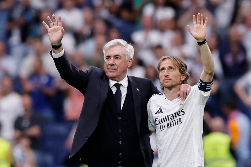 جماهير ريال مدريد تودع أنشيلوتي ومودريتش بشكل مؤثر