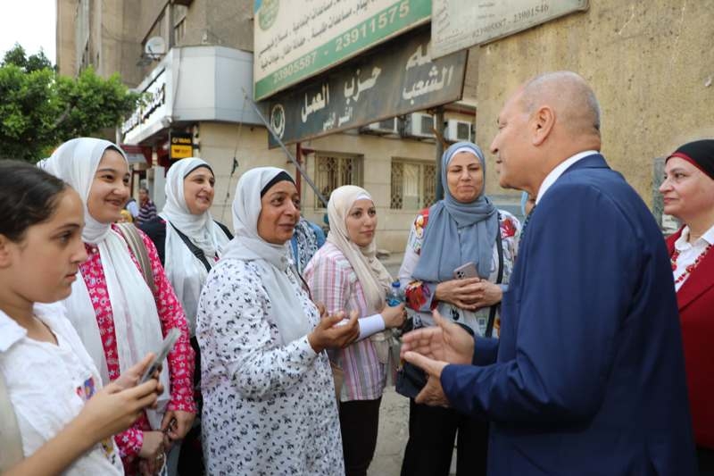 محافظ القاهرة يطمئن أولياء أمور الشهادة الإعدادية ويؤكد رضاء الطلاب عن الامتحان بنظام البوكليت