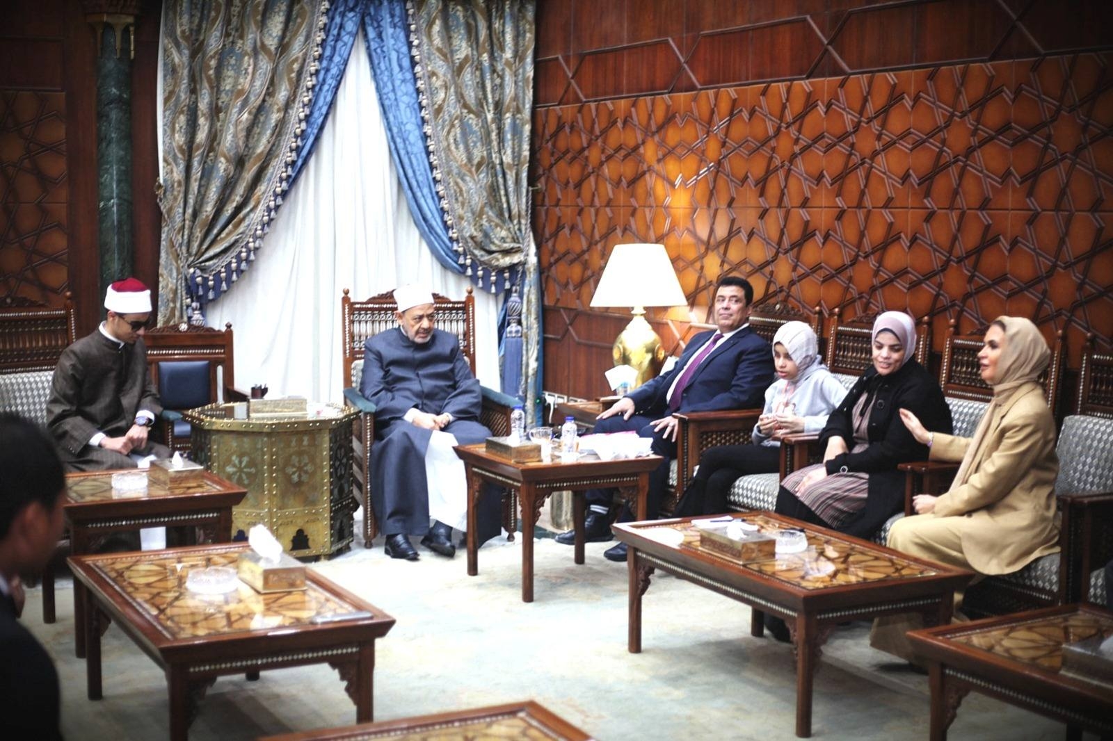 الطيب يستقبل والدة الطالب الأزهري محمد أحمد حسن.. ويؤكد: أم مثالية قدمت أنموذجًا في التضحية