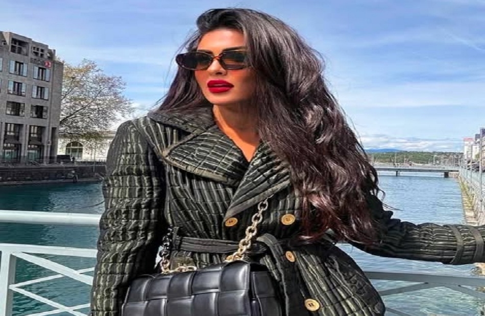 ميرنا نور الدين تتألق بالأسود في أحدث جلسة تصوير لها