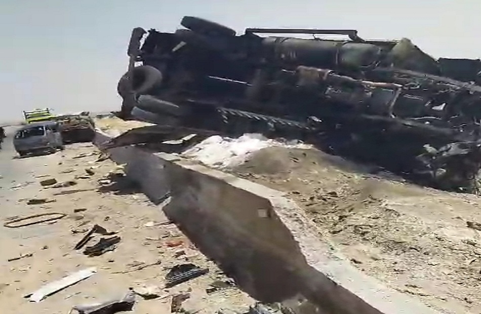 مصرع شخص وإصابة 3 آخرين في حادث تصادم بين سيارتي نقل أسفل كوبري فوكه بمطروح