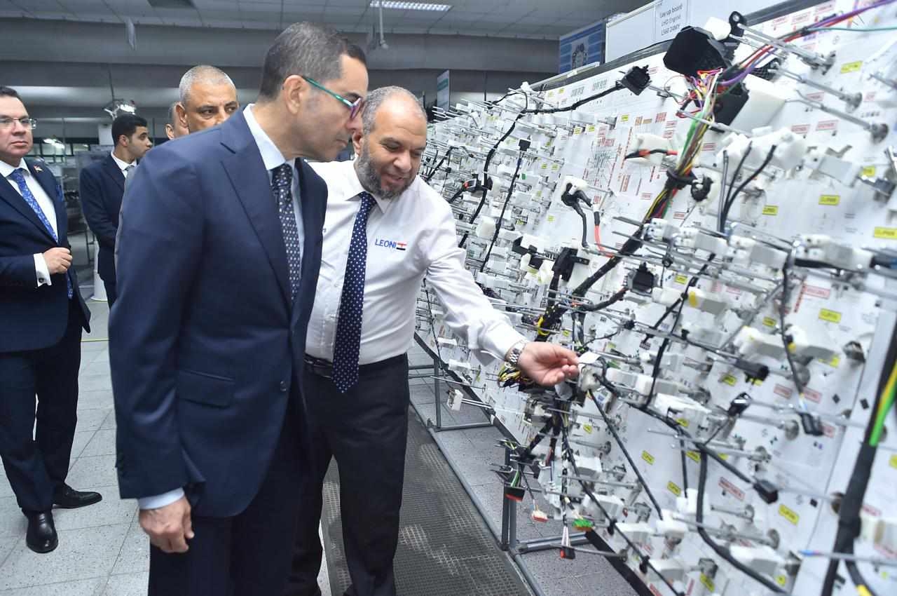 جولة تفقدية لوزير الاستثمار بعدد من الشركات بالمنطقة الحرة