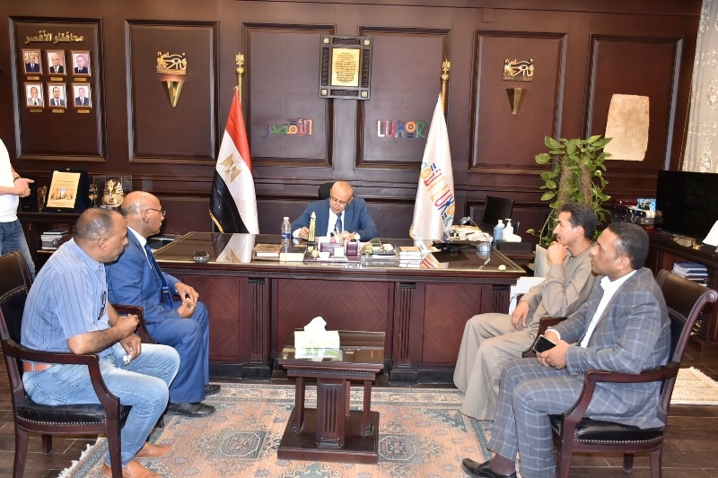 محافظ الأقصر يستقبل وفد شباب "كيمان المطاعنة" ويعد بتنفيذ مطالبهم الخدمية بشكل فوري