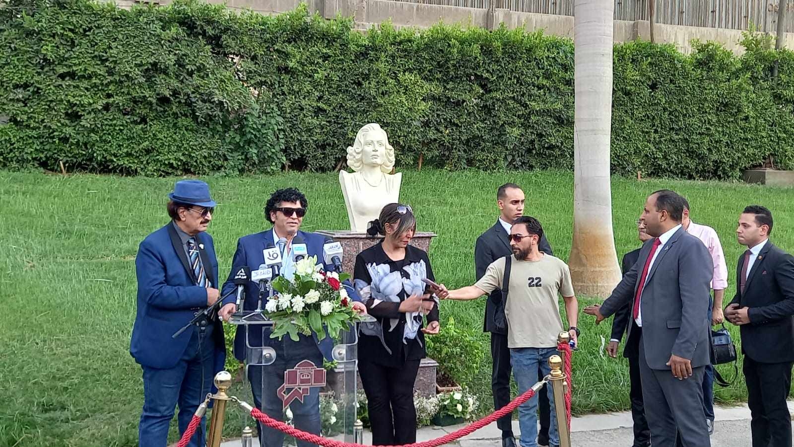 رئيس دار الأوبرا يزيح الستار عن تمثال أسمهان
