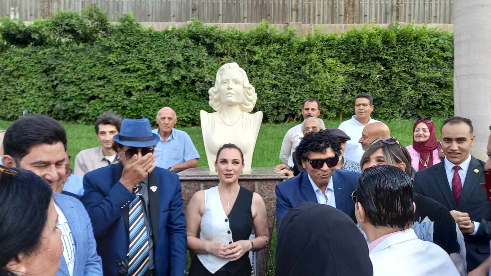 سولاف فواخرجي وأحمد شاكر عبداللطيف يشهدان إزاحة الستار عن تمثال أسمهان