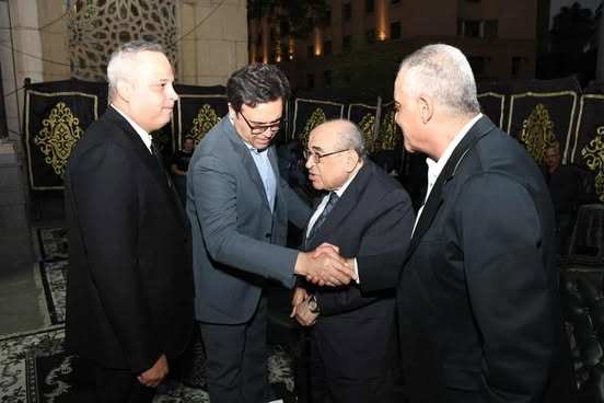 وزير الثقافة ونجوم الفن والصحافة والإعلام في عزاء الكاتب محمد عبدالمنعم