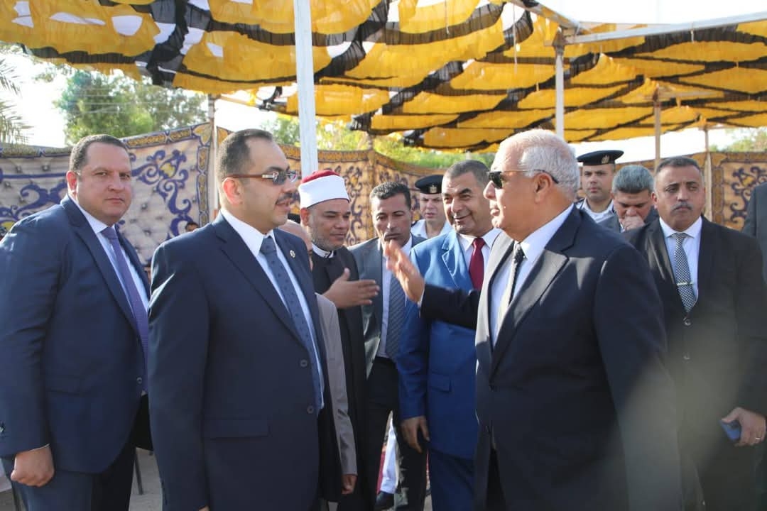 محافظ الوادي الجديد يقدم التهنئة لمجندي الشرطة بمقر فرق الأمن