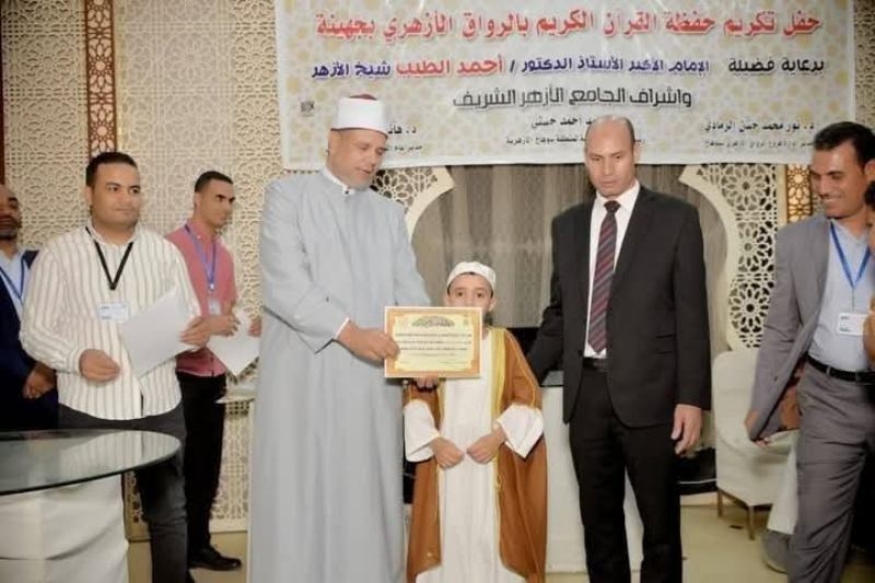 مدير التعليم النموذجي بسوهاج يشارك في حفل تكريم الدارسين المتميزين بالرواق الأزهري بجهينة