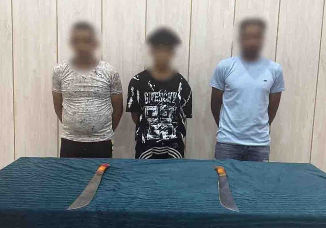 مستقلو «توك توك» يلوّحون بأسلحة بيضاء في شوارع المعصرة