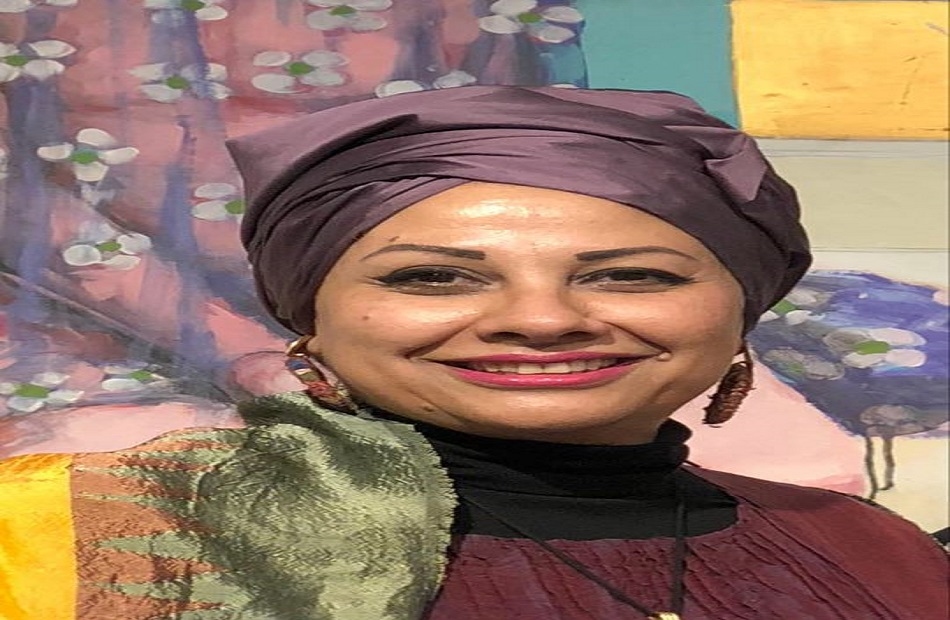 التشكيلية غادة أمبارك تكشف عن تعدد الوجوه والصور المتباينة للذات بـ"وش مراية"