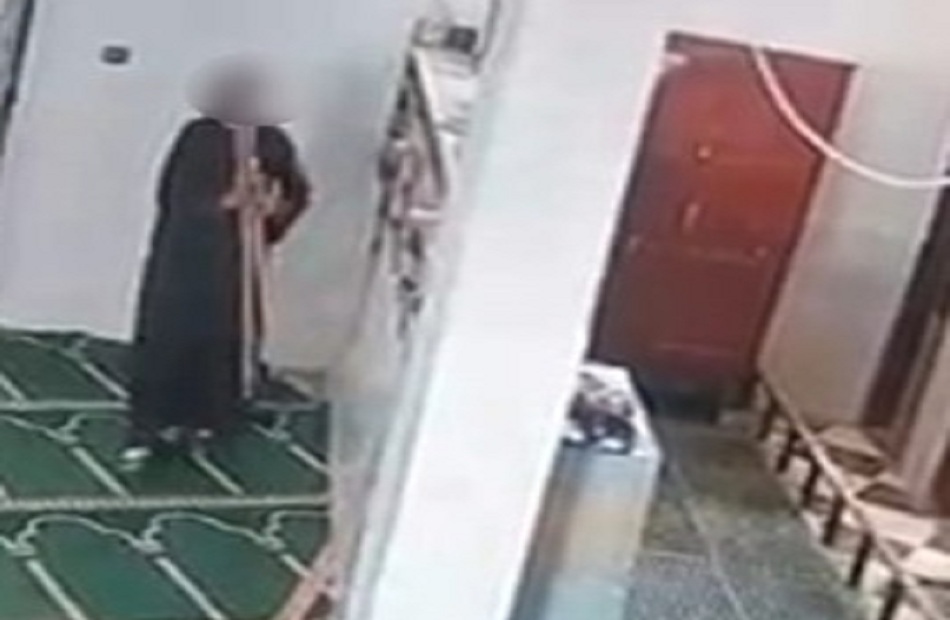 «مشهد صادم في بيت الله».. كاميرات المسجد تفضح لص العكازات بأسيوط