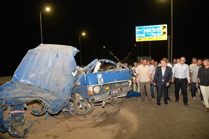 محافظ أسيوط يتفقد موقع حادث محور ديروط.. ويوجه بصرف التعويضات وتوفير الرعاية للمصابين