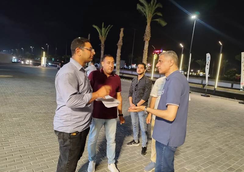 رئيس كهرباء البحيرة يقود حملة لمحاصرة سرقات التيار بالممشى السياحى فى مارينا