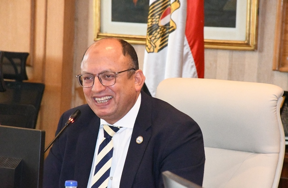 رئيس جامعة حلوان يدعو لإصلاح شامل وتحول رقمي بكل كلية