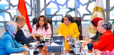 منال عوض تبحث مع رئيس جهاز تنظيم المخلفات سياسات تطوير القطاع