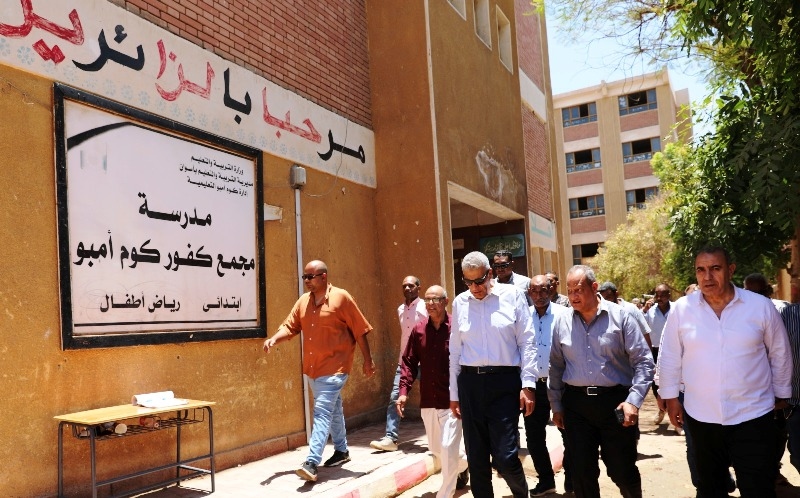محافظ أسوان يتابع ميدانيًا تجهيزات مقار اللجان الانتخابية