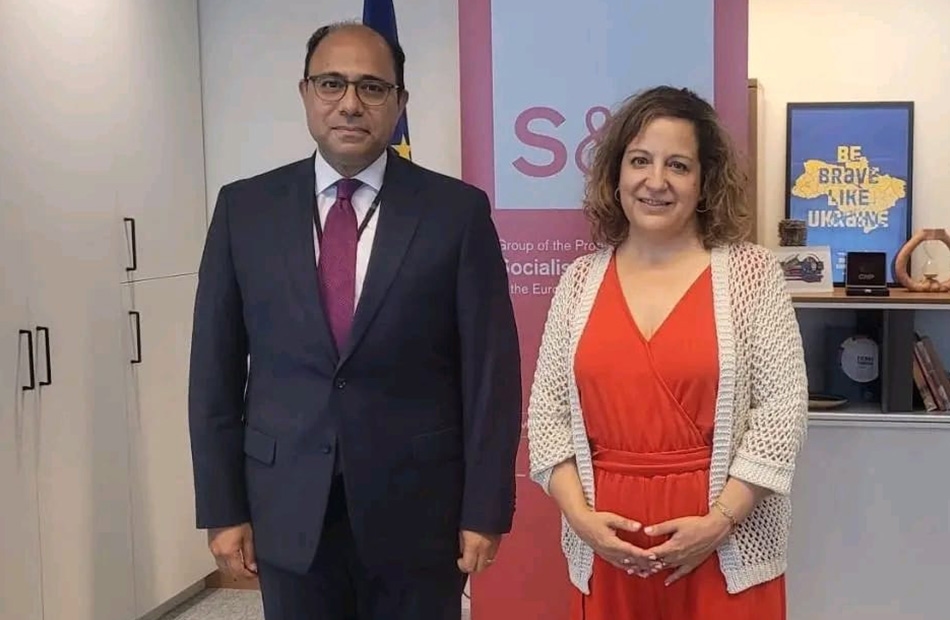 السفير المصري يلتقي مع مسئولة بالبرلمان الأوروبى