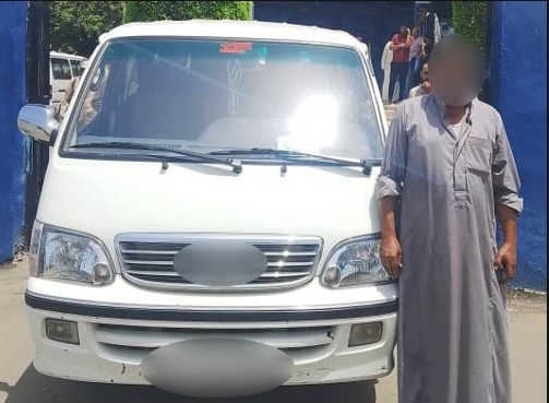 بدون رخصة وعكس الاتجاه.. تفاصيل سقوط سائق ميكروباص متهور بالشرقية