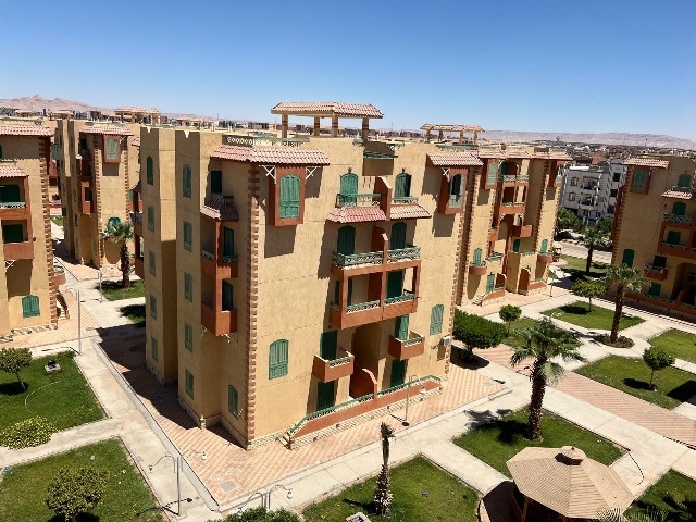 وزير الإسكان يُتابع موقف المشروعات السكنية بمدن بالصعيد