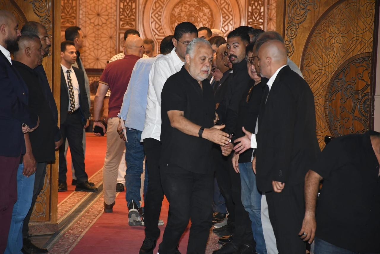 دموع وحزن نجوم الفن في عزاء الفنان سيد صادق