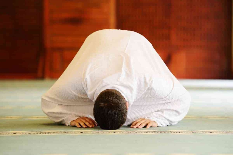 أمين الفتوى يوضح حكم القصر والجمع للمسافر وصلاة السنن جلوسًا