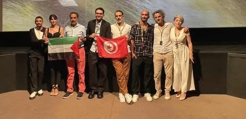 صناع الفيلم التونسي «اغتراب» يرفعون علمي تونس وفلسطين بمهرجان لوكارنو السينمائي
