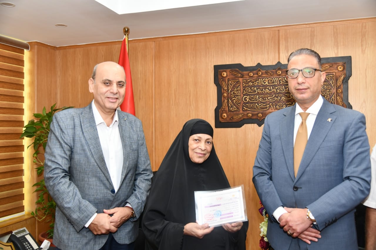 محافظ الفيوم يُكرم السيدة مبروكة لحصولها على شهادة محو الأمية ويهديها رحلة عمرة