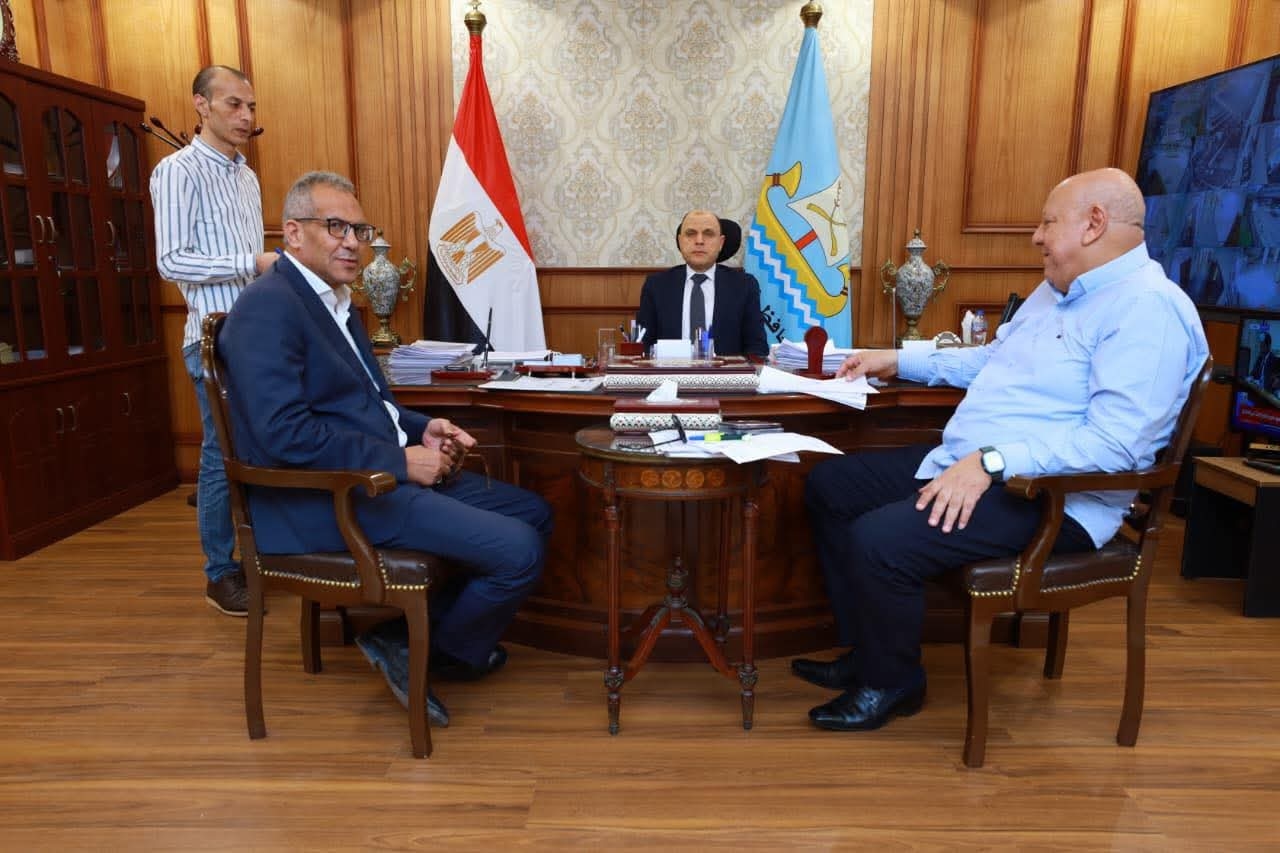 محافظ كفرالشيخ يعقد اجتماعا مع أعضاء مجلسي النواب والشيوخ