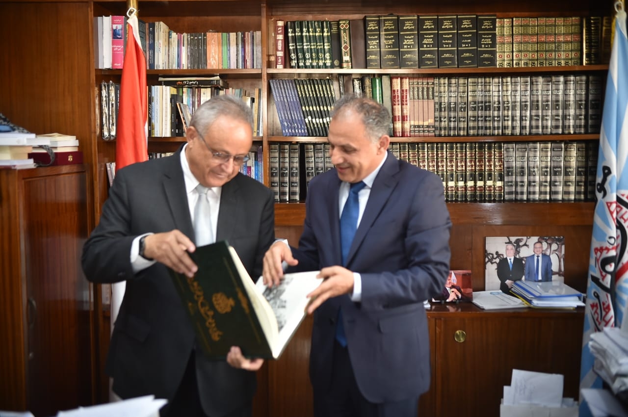 رئيس مجلس إدارة الأهرام يستقبل الدكتور أحمد زايد بعد تكريمه بجائزة النيل