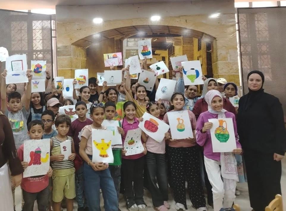 «أتوبيس الفن الجميل» يصطحب أطفال حلوان في جولة بمتحف الفن الإسلامي