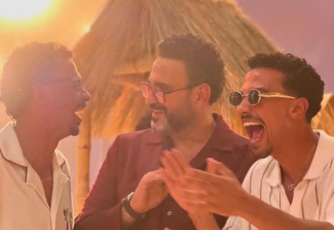 أكرم حسني يشوق الجمهور لعمل فني جديد رفقة غزي وكزبرة