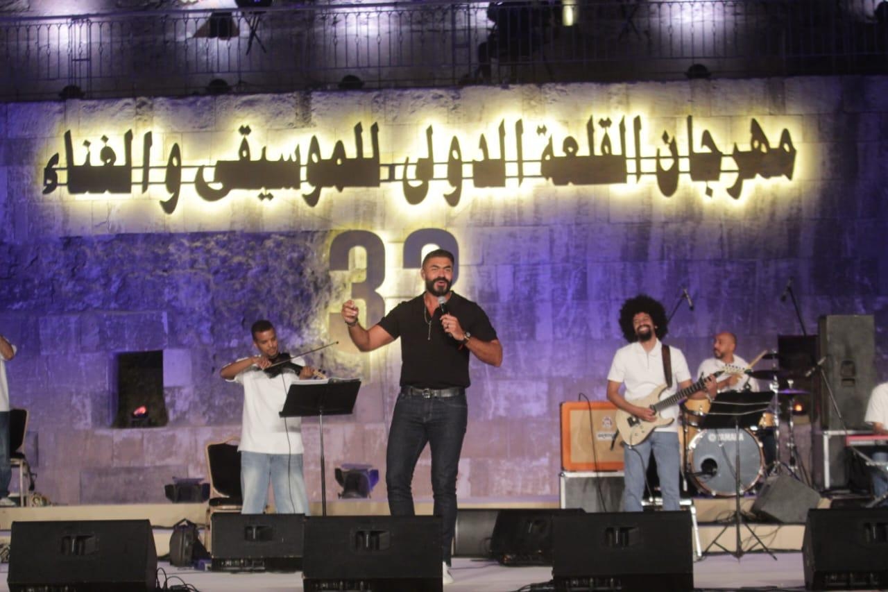 في مهرجان القلعة "33 " .. صوت خالد سليم يعانق وجدان الجمهور وإيقاعات الأرتيست ترسم لوحة فنية