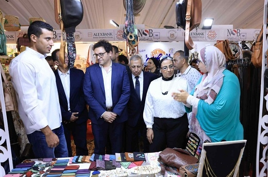 وزير الثقافة يشيد بمهارة الحرفيين في معرض "ديارنا" للحرف التراثية
