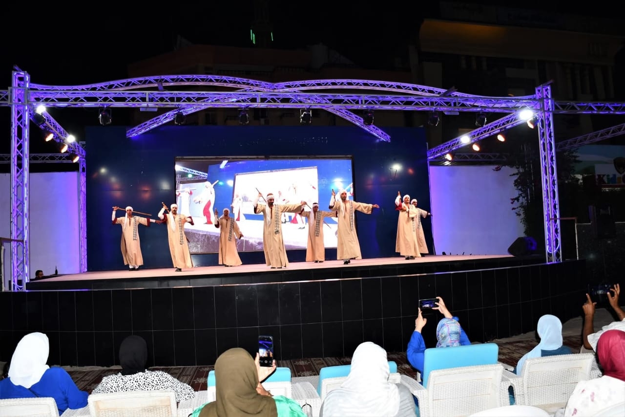 فرقة ملوي تختتم عروضها الفلكلورية الاستعراضية بمهرجان صيف بلدنا في مطروح