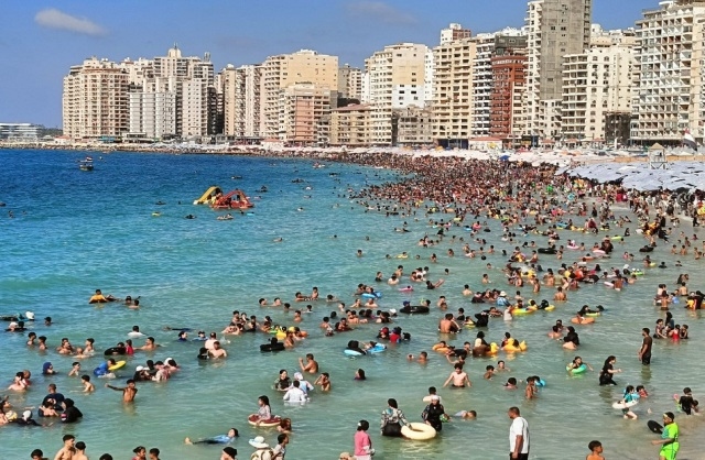 «حمراء وصفراء».. ماذا تعني ألوان الرايات على شواطئ الإسكندرية اليوم؟