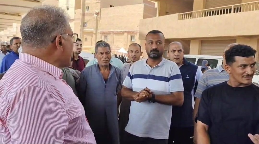 رئيس حي شرق مدينة نصر يلتقي مواطني عزبة الهجانة