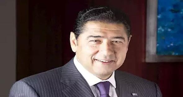 هشام عز العرب يحصل على جائزة الإنجاز مدى الحياة