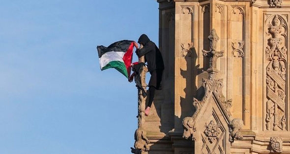 رجل يرفع العلم الفلسطينى فوق «بيج بن»