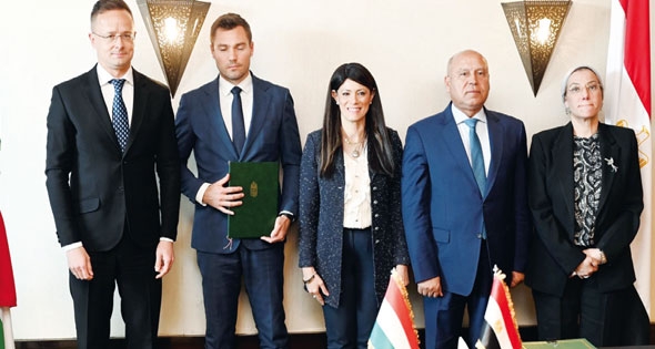تعاون مع فرنسا لتطوير ميناء أكتوبر الجاف..
الوزير: الصفقة «المجرية» الأضخم فى تاريخ السكك الحديدية