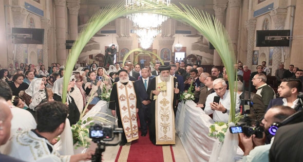 فى جو من المرح.. الأقباط يحتفلون بـ «أحد السعف»