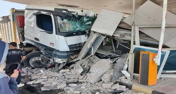 إصابة 13 فى انقلاب ميكروباص.. وسيارة تحطم غرفة تحصيل الرسوم بـ «الأوسطى»
