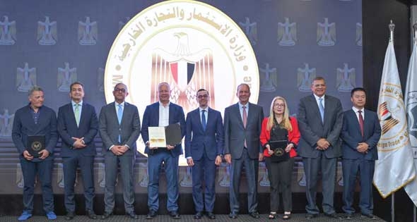 وزير الاستثمار يسلم 6 رخص ذهبية جديدة