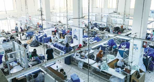.. ودارت الماكينات.. 
الصناعة قاطرةً التنمية.. وخطوط الإنتاج تعمل برؤية خلاقة 
«التروس» تُضاعِف أداءها.. وتفاؤل بنهضة شاملة